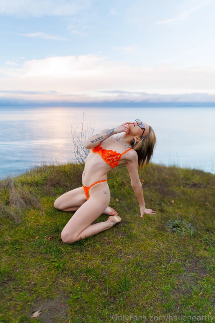 Watch the sunset or me full set on my vip halleheartly98 