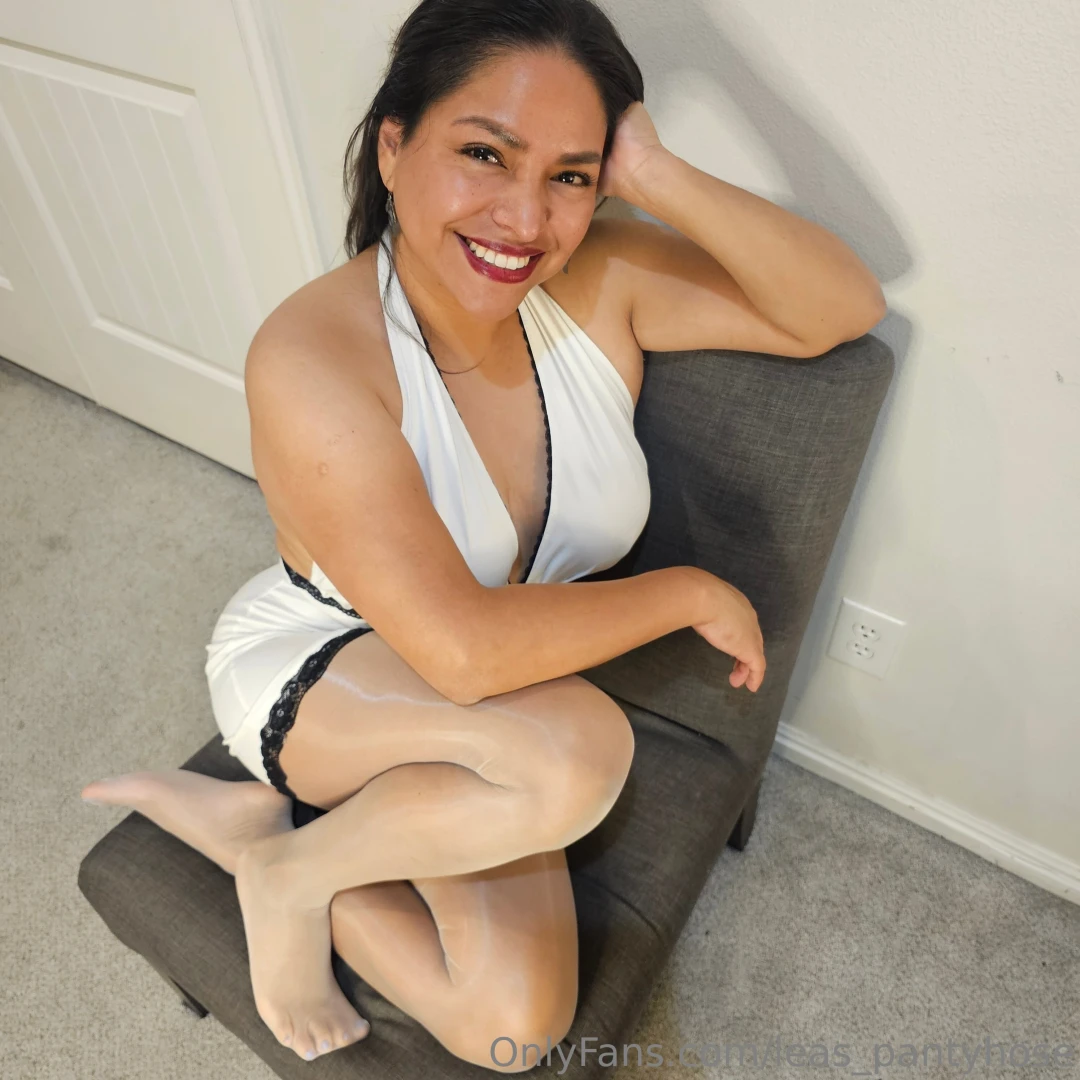 These pantyhose are incredibly soft and playing with my pussy through part 5 