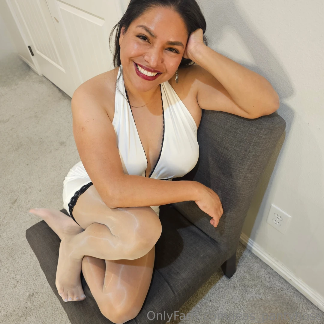 These pantyhose are incredibly soft and playing with my pussy through part 4 