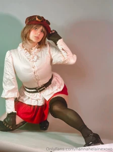 Anybody wanna see some sexy koala debating to make some content in her