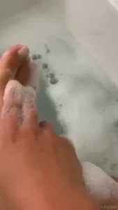 Se ti piacciono i miei piedini chiedimeli in chat per avere questo