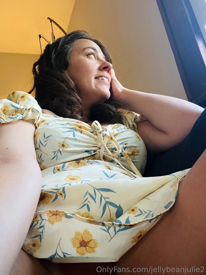 Come over i ll let you touch me under my dress on the couch 