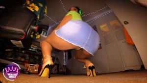 Giant princess ikigaii hasn t spotted you just yet being a perv and