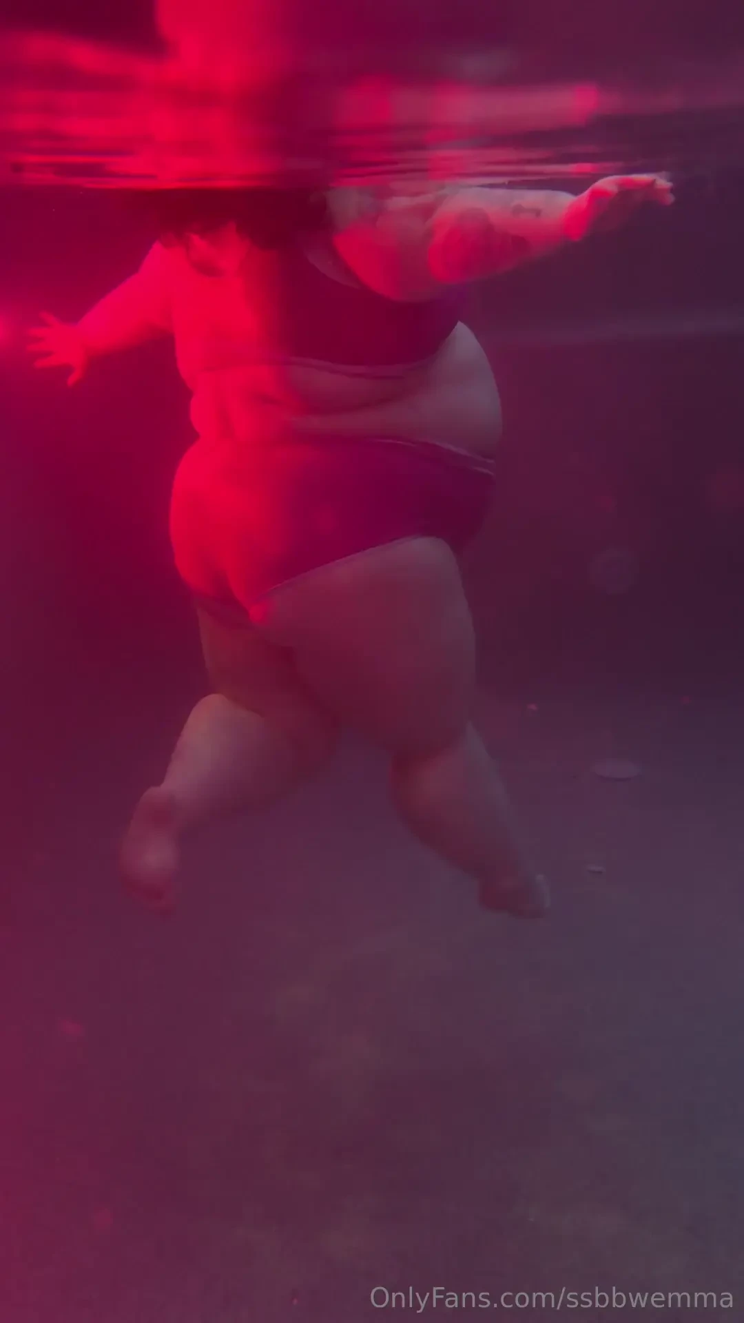 The way fat moves under water is so sexy the way it moves and jiggles 