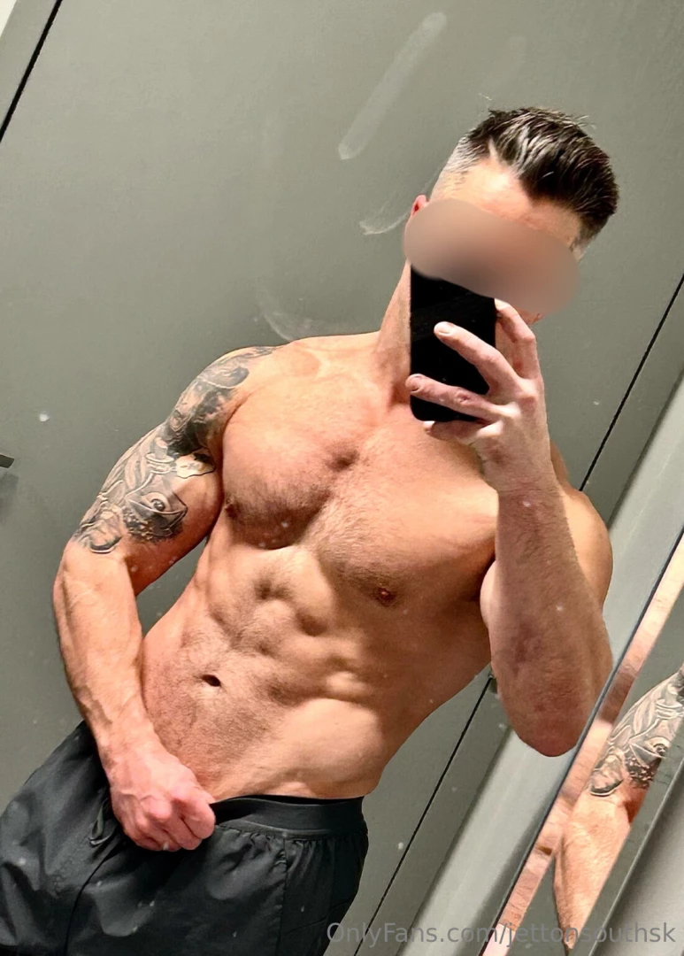 Dirty mirror gym selfie for ya this morning 