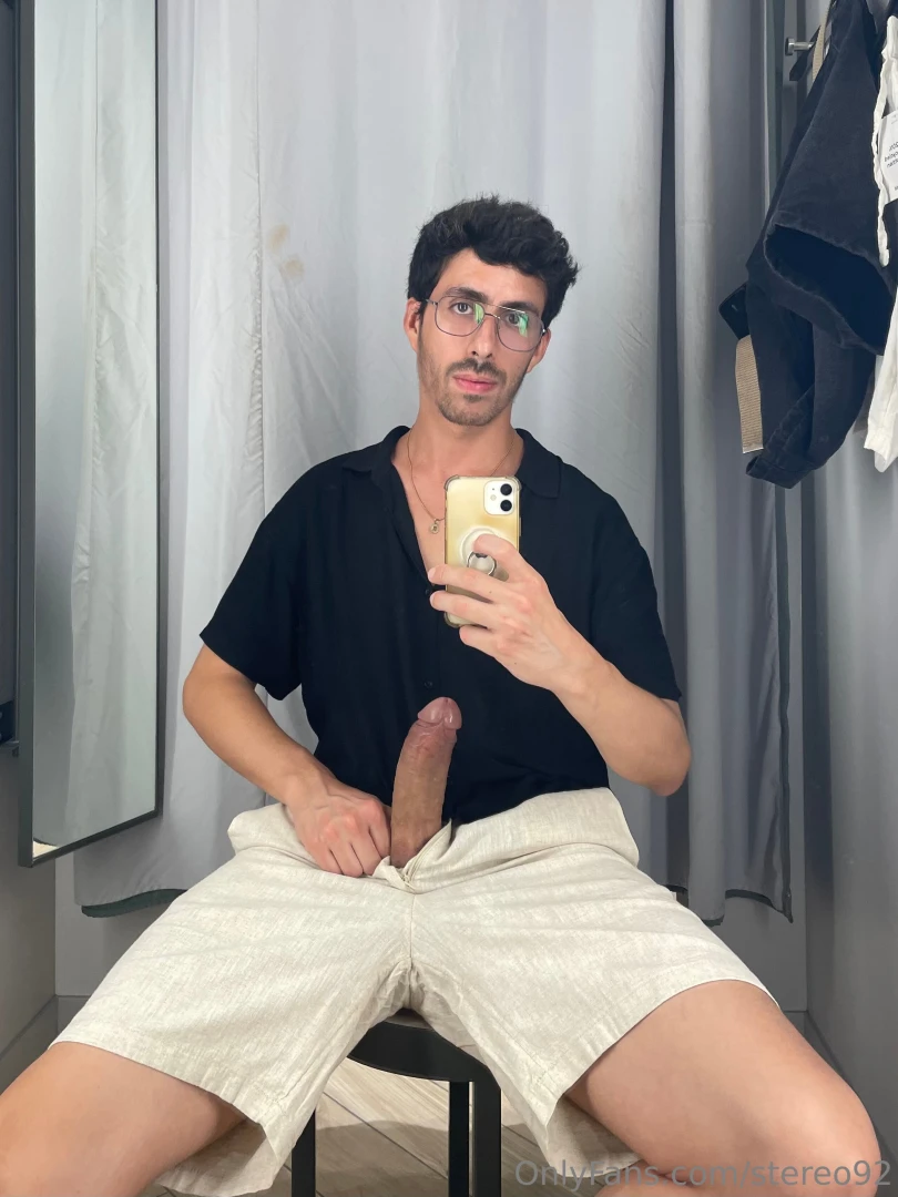 La tengo dura hasta para probarme ropa 