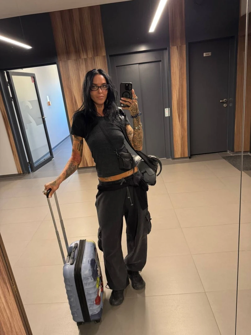 I ve put together a collection of random photos while scrolling part 4 