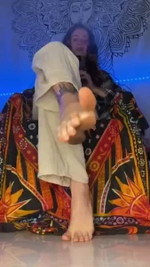 Dirty feet dirty girl wanna hit bong w me