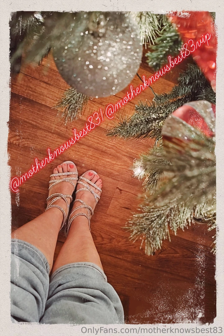 Christmas is cumming and i need a pedicure get your custom today tip 