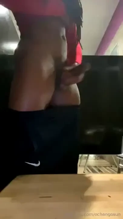 Something bout smelling my manscent through my shorts in the gym just 