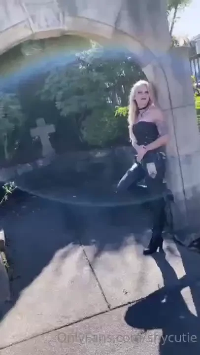 Squeeeeeze just got back from my vampire harley davidson photoshoot we 