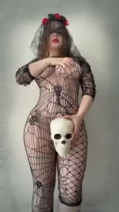 Que me queda bien esta malla y el diamante rojito