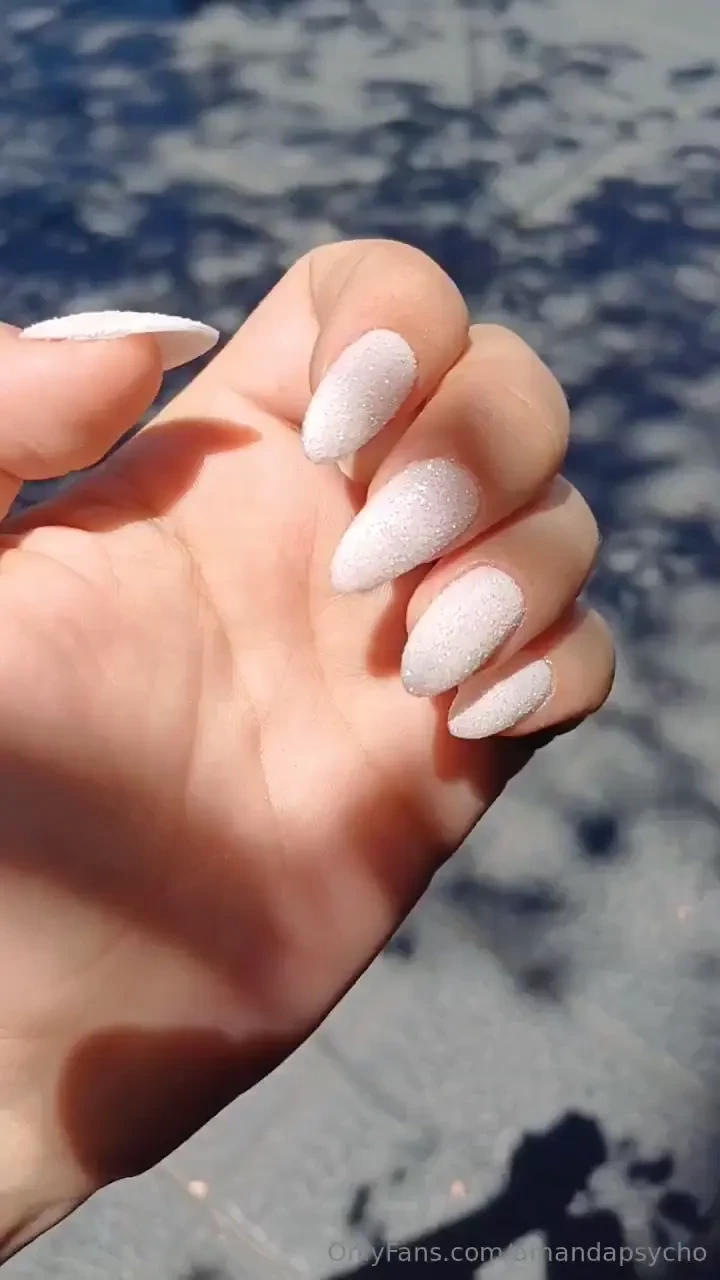 Do you like my festive nails i feel like a queen 