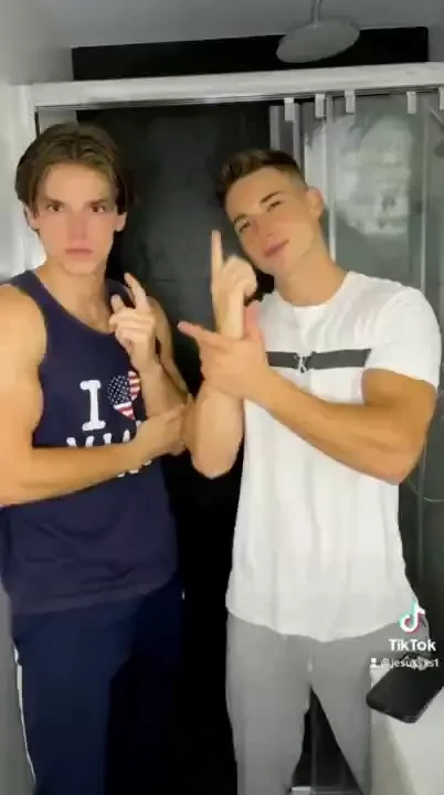 University students in our shower before going to class universitarios 