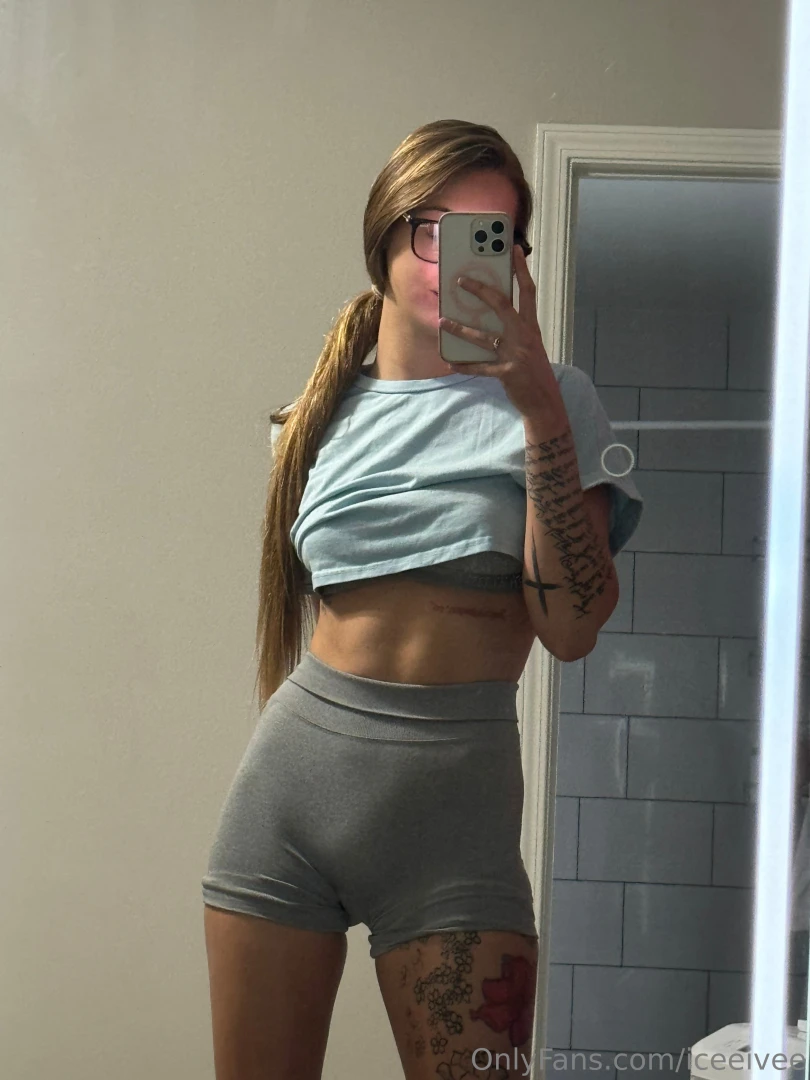 Rainy monday so i m free for privates all day send me a dm and we can 