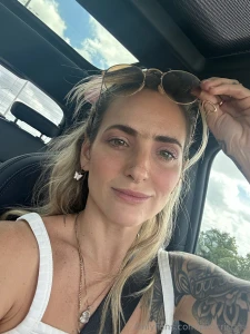 Hellooo thereeee see you in my dms love