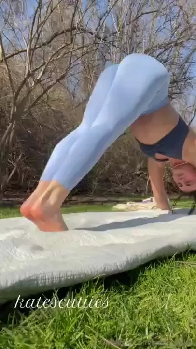 Someone spotted my feet at the park so i finish him off with my toes 