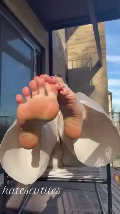 Some sole rubbing asmr and toe wiggles in the sun with my new pedicure 