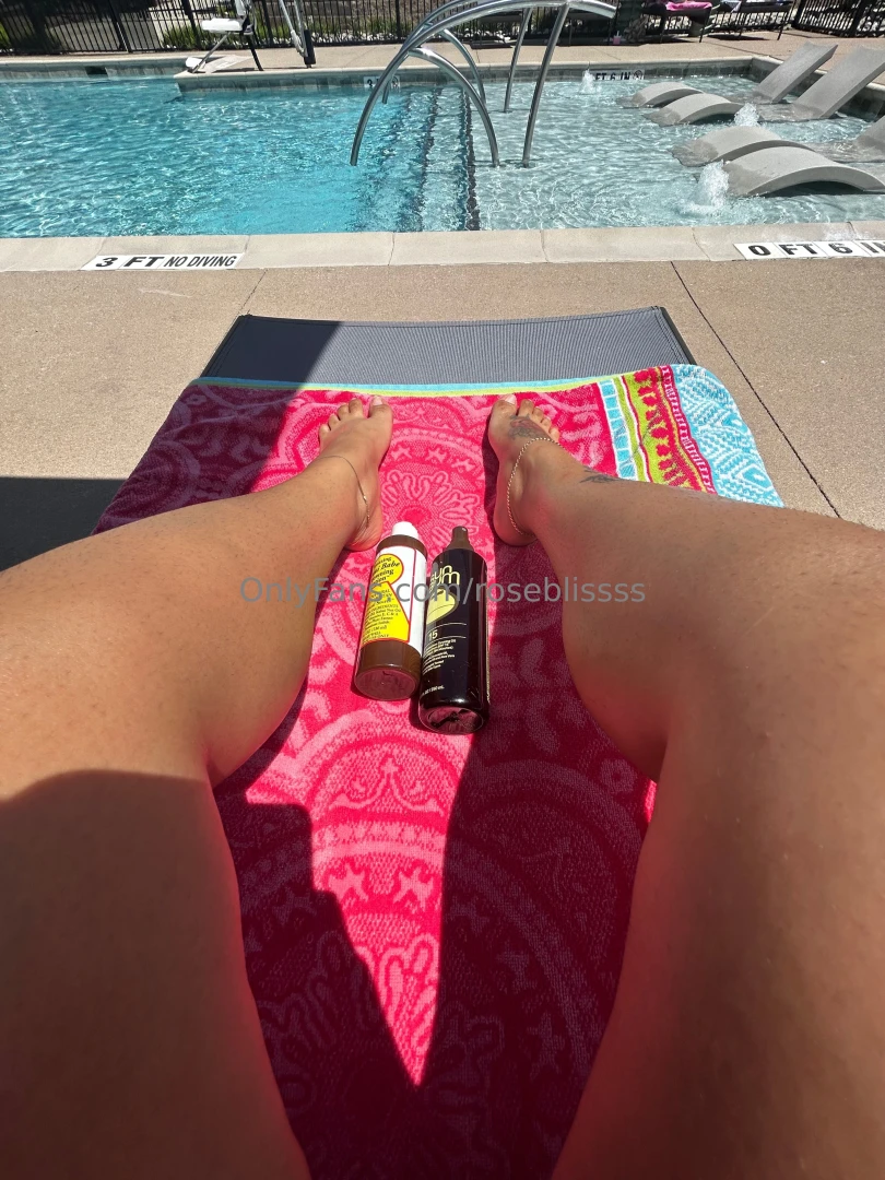 Feet lovers do you like bare toes 