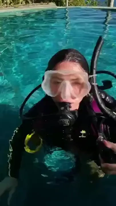 Scuba lovers meeet me on the side of the pool i have a mask and very 