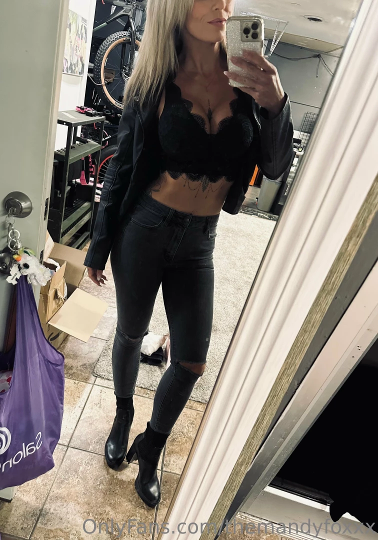 themandyfoxxx - Feelin like a rebel in my black leather jacket 