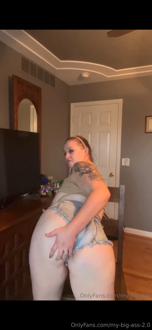 R p stuffing this pussy with that bbc dildo 