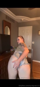 R p stuffing this pussy with that bbc dildo