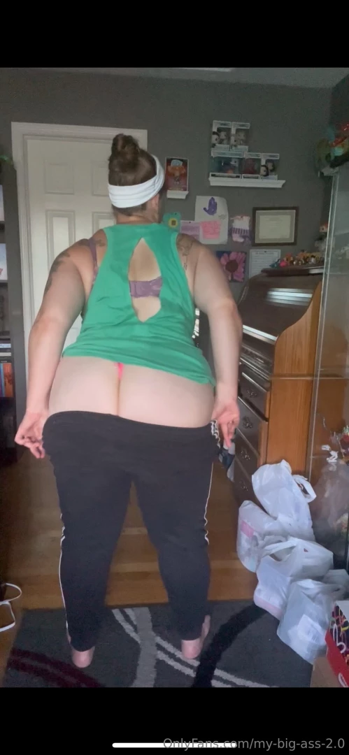 Strip down my pants for you babe 