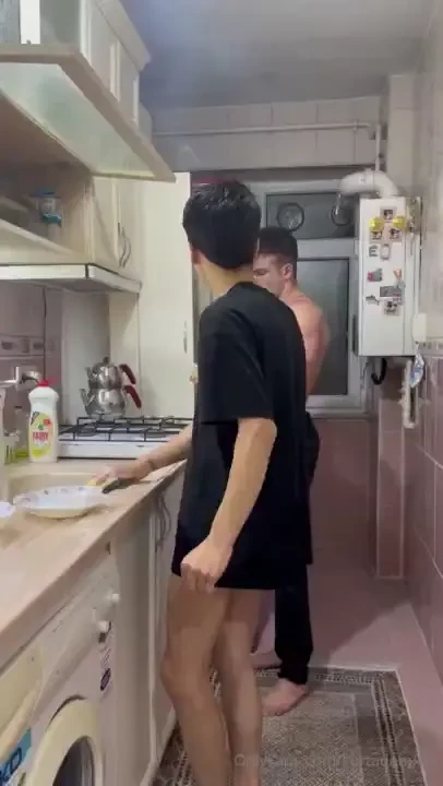 I fucked my partner who was doing the dishes after dinner luiskapxxx 