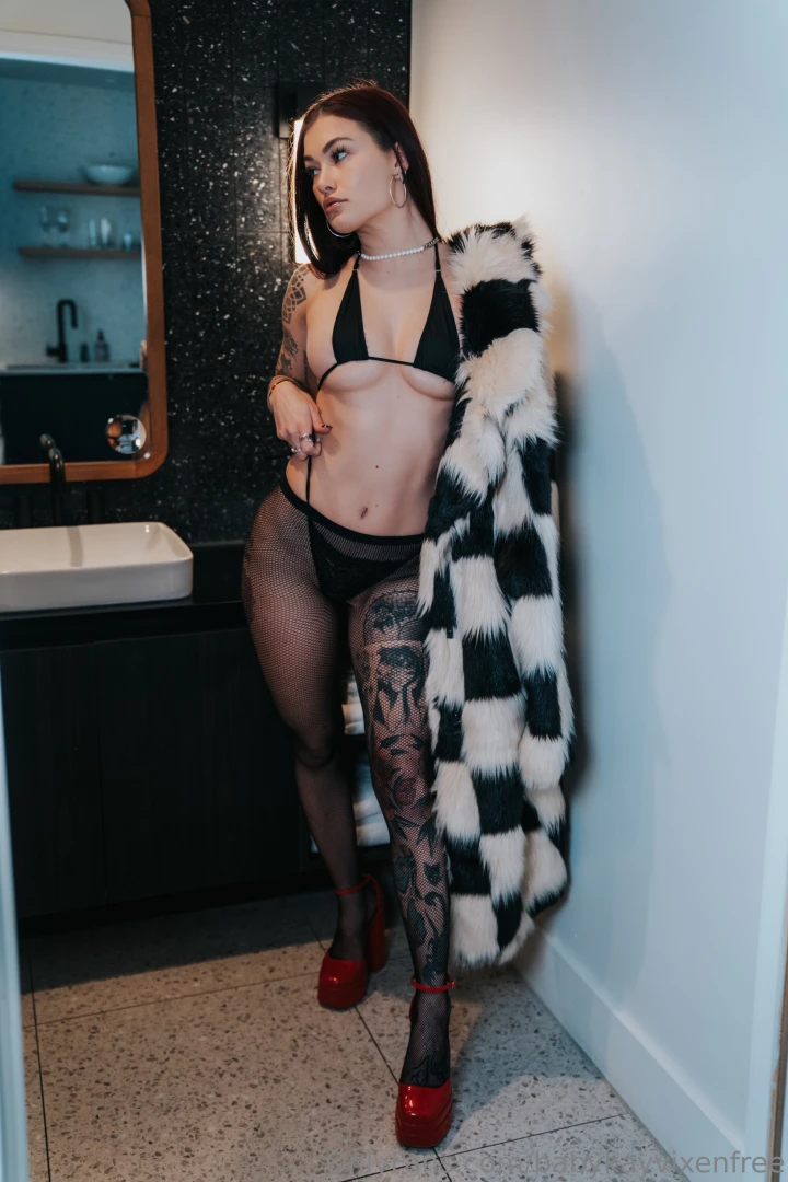 Meet me in the bathroom it s urgent 