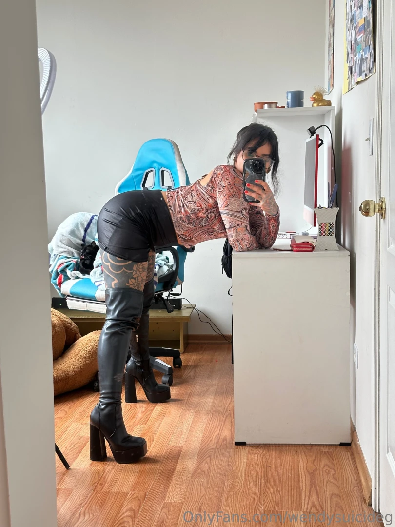 I want you to fuck me here on my desk 