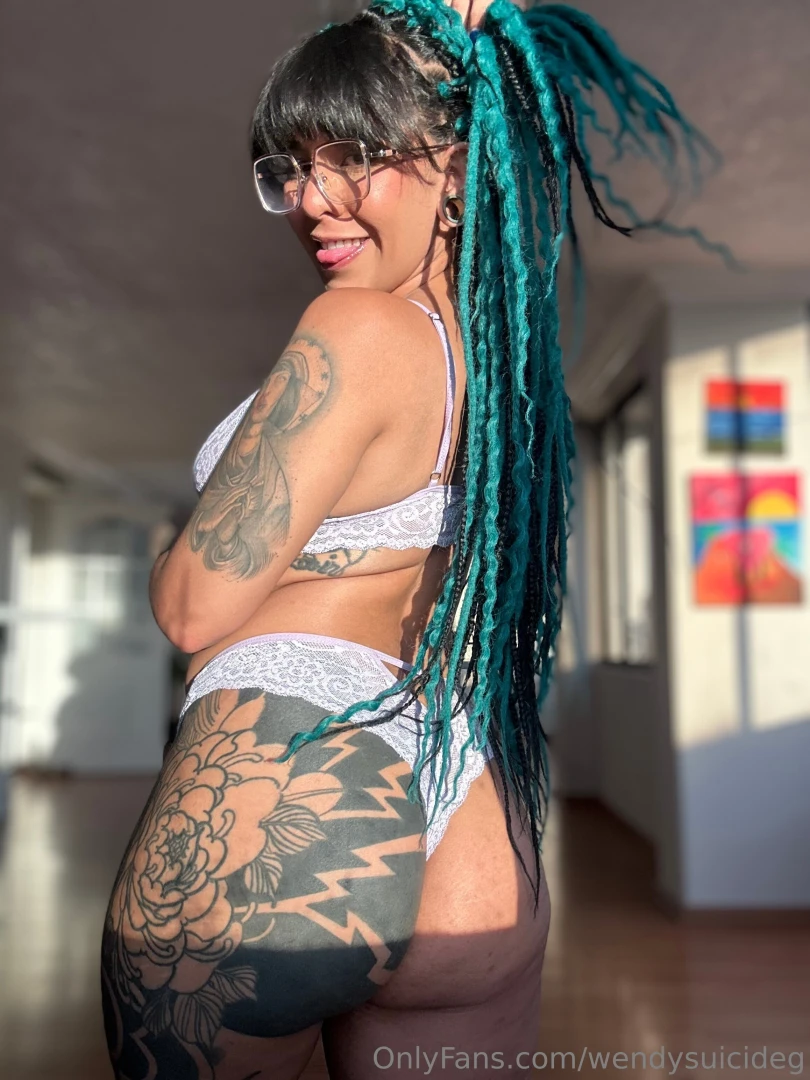 I get so horny this time of day wanna play 