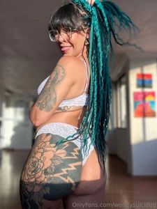 I get so horny this time of day wanna play