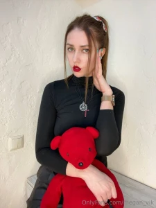 They say that there is nothing more fatal than red lipstick the image