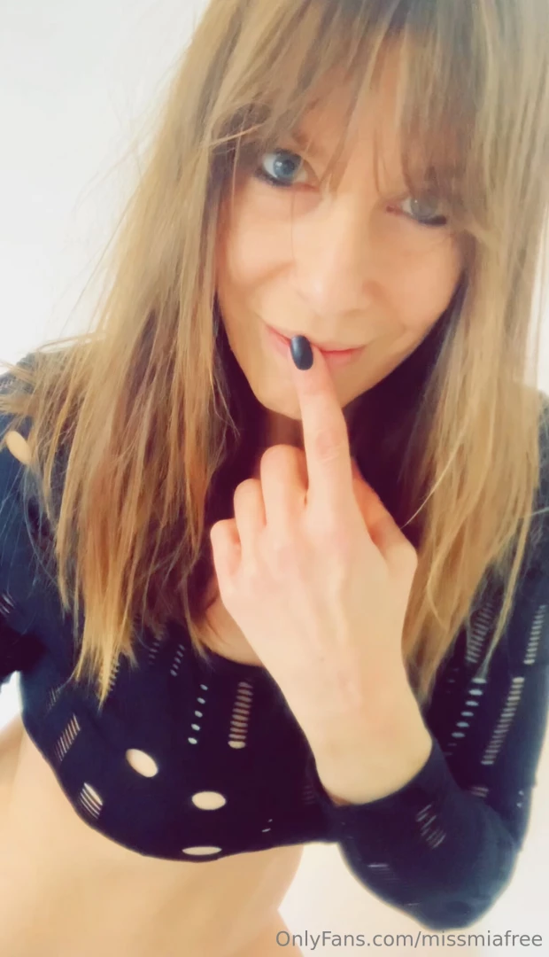 Ich sag s doch das shirt ist zu kurz i told you the shirt is too short 