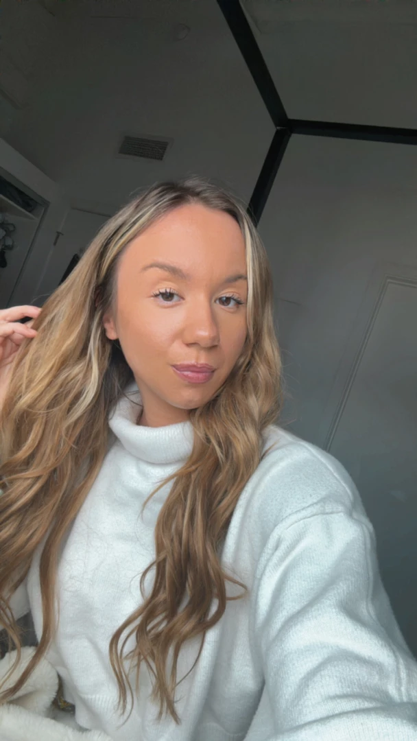 I wanna give you a kiss baby join me in my dm 