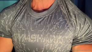 My first compression shirt my nipples penetrating flexing the fuck out
