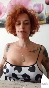 Algo se asoma al final mis pezones rosaditos