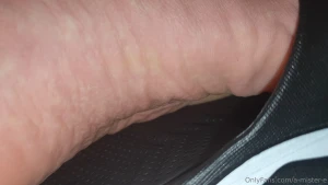 My new sliders show off my wrinkled arches and chunky toes how close part 2