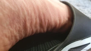 My new sliders show off my wrinkled arches and chunky toes how close part 3