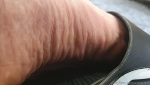 My new sliders show off my wrinkled arches and chunky toes how close