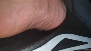 My new sliders show off my wrinkled arches and chunky toes how close part 4