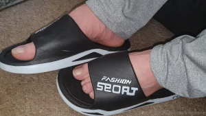 My new sliders show off my wrinkled arches and chunky toes how close part 1