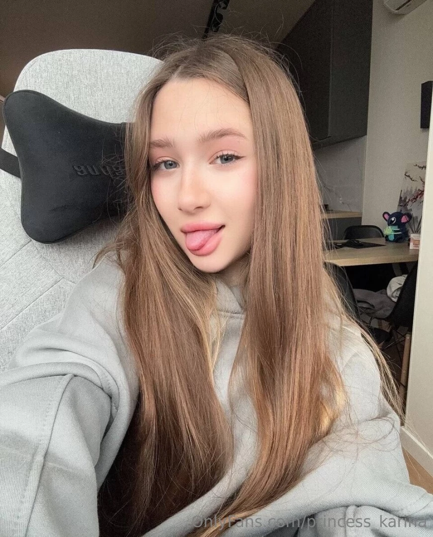 Me wasting time on of again maybe but looking cute while doing it 
