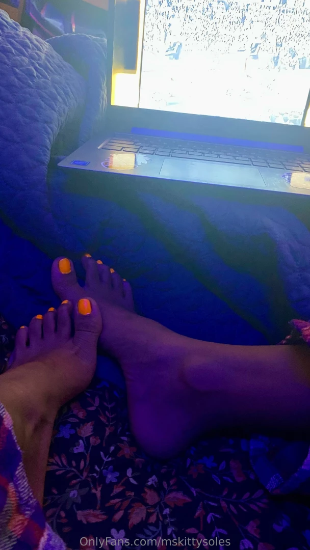 Orange toes are back 