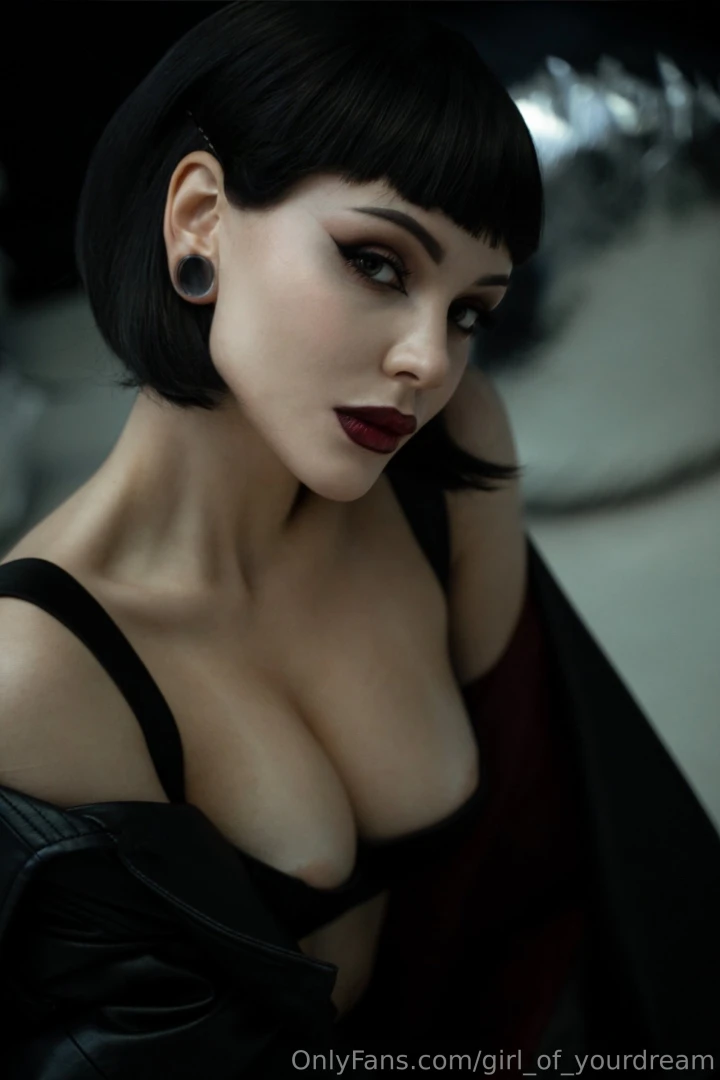 Which one do u like more first or second pic 