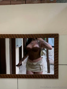 Mirror mirror shining bright who s the hottest in your sight