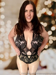 Check out my new set of pics in lingerie and as a hooter girl