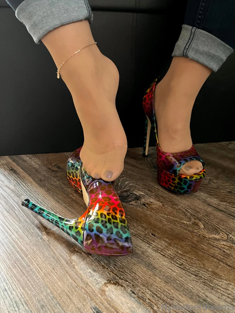 Lickable arches and toes 