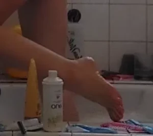 I need to clean this bath clutter